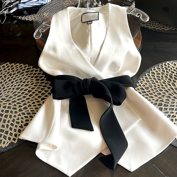 Alexis Sleeveless Cream Top with Black Sash Belt Size S - Picture 9 of 16